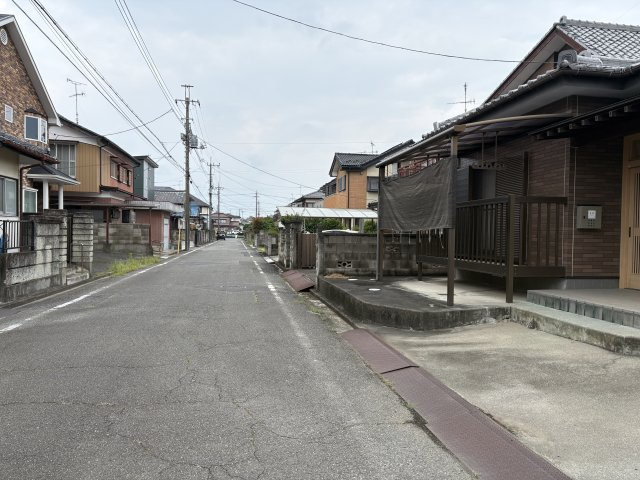 【前面道路含む現地写真】 | 深谷市岡里　ブルーミングガーデン　新築戸建　全1棟　1号棟