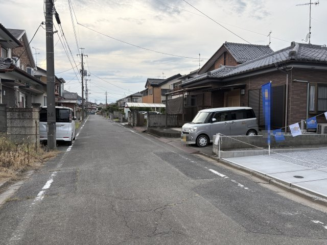 【前面道路含む現地写真】 | 深谷市岡里　ブルーミングガーデン　新築戸建　全1棟　1号棟