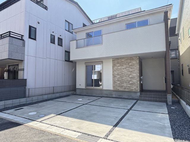 Re・Terrechez千種区東千種台3期｜名古屋市の戸建ならホームアップの駐車場|ご夫婦それぞれで車を所有しても安心の並列2台駐車。朝の忙しい時間帯も、車の入れ替え不要でスムーズに出発できます