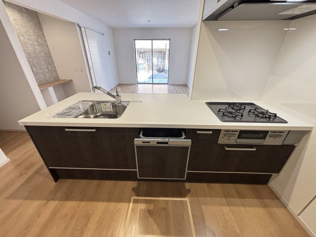 Re・Terrechez千種区東千種台3期｜名古屋市の戸建ならホームアップのキッチン|リビングで遊ぶお子様の様子を見守りながら、安心してお料理。家族との会話も弾む、幸せなキッチン時間です。