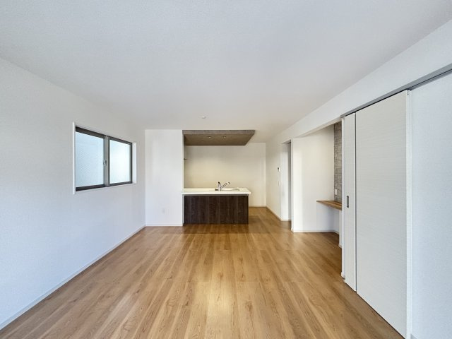 Re・Terrechez千種区東千種台3期｜名古屋市の戸建ならホームアップの居間・リビング|たっぷりの陽光が降り注ぎ、自然と家族が集まる明るい空間。笑顔あふれる団らんの時間がここから始まります。