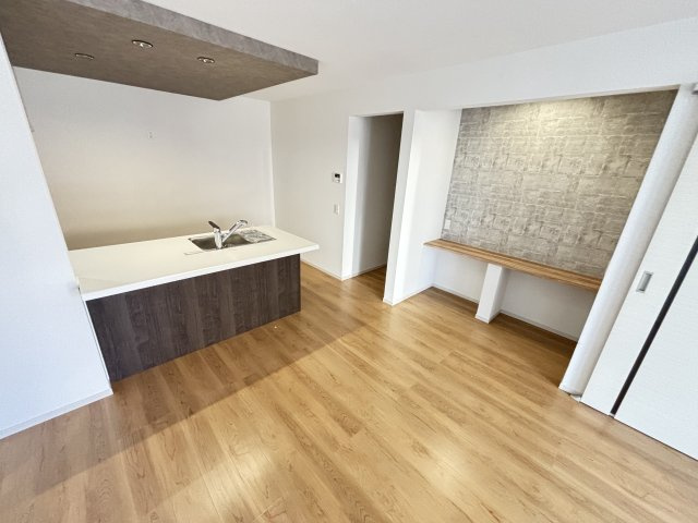 Re・Terrechez千種区東千種台3期｜名古屋市の戸建ならホームアップの居間・リビング|リビングにはスタディカウンター