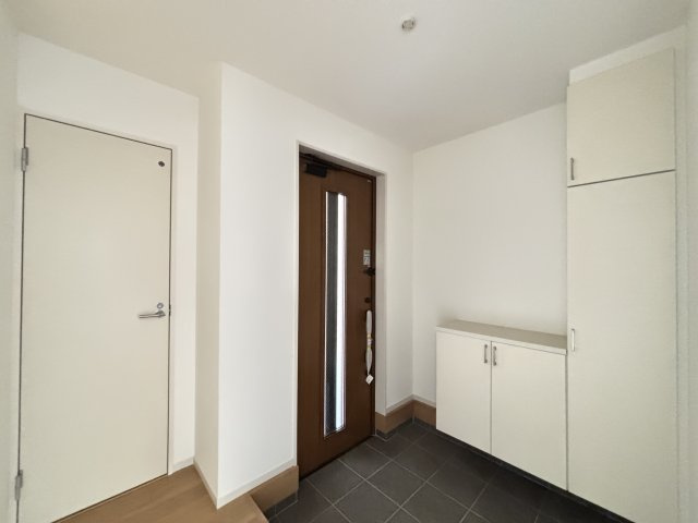 Re・Terrechez千種区東千種台3期｜名古屋市の戸建ならホームアップの玄関|大容量のシューズボックスで、散らかりがちな玄関もスッキリ。