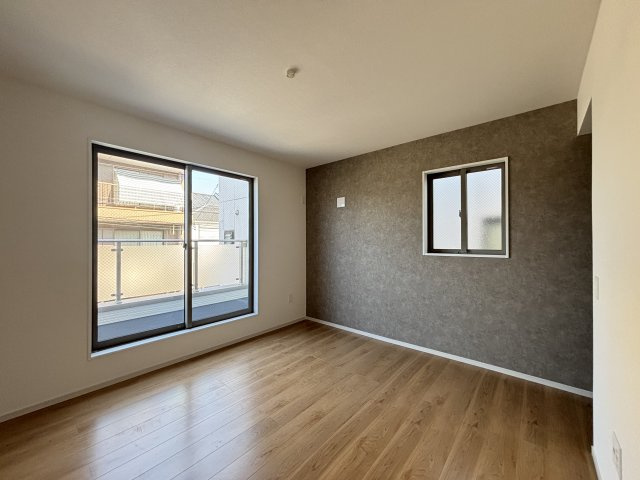 Re・Terrechez千種区東千種台3期｜名古屋市の戸建ならホームアップの洋室|窓から心地よい光と風を取り込む二面採光。プライベートな時間をゆったりと過ごせる、安らぎの居室空間です。