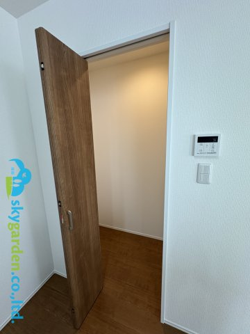 藤沢市大庭3期　新築戸建　全2棟2号棟の収納|キッチン横のパントリー