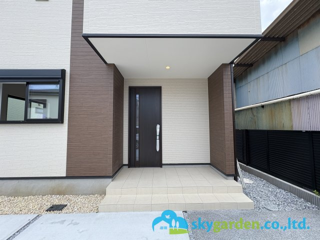 藤沢市大庭3期　新築戸建　全2棟2号棟の玄関|玄関ポーチの様子