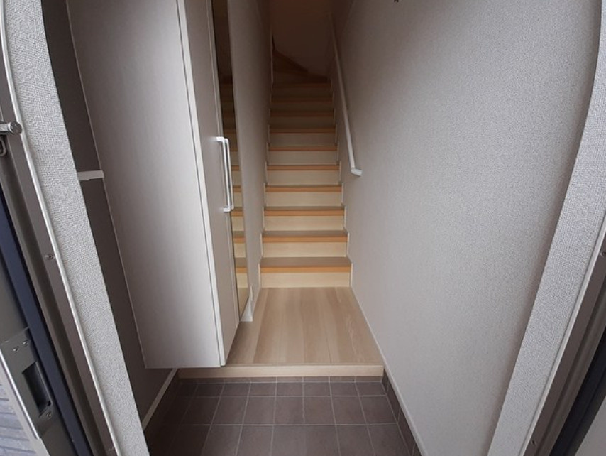 プラスエス英賀清水の玄関