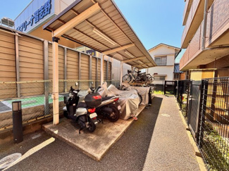 【駐輪場】 | ワイズユウラク幕張パテラ | 通勤や通学用にご利用いただけます！
広くしっかりと区画分けされた駐輪場。管理も行き届いて使いやすそうです！
