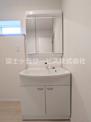 【独立洗面台】 | 富士宮市宮原 25期 新築一戸建て | 朝の支度にも助かる、独立の洗髪洗面化粧台