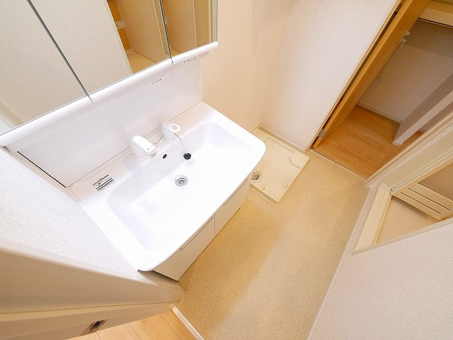 ベル・メゾンの独立洗面台|ゆったりとスペースのある洗面所