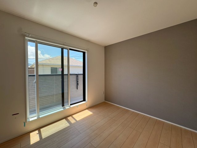 SUN COURTーサンコート－小倉南区南方5丁目【小倉南区　新築戸建て】の洋室|アクセントクロスがお洒落な主寝室♪　【小倉南区　新築戸建て】