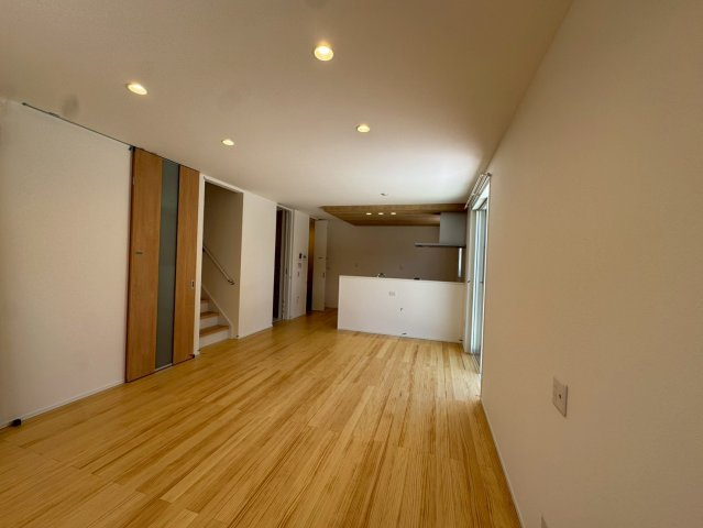 SUN COURTーサンコート－小倉南区南方5丁目【小倉南区　新築戸建て】の居間・リビング|リビングのには壁掛けTV設置可能♪下地配線が施工されています♪　【小倉南区　新築戸建て】