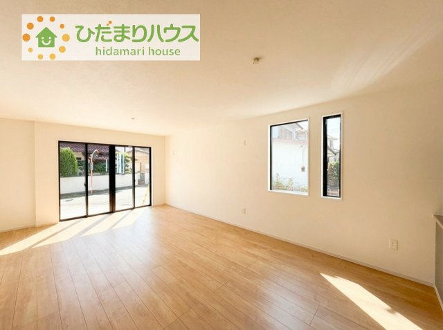【居間・リビング】 | 我孫子市並木14期　新築戸建　1号棟 | リビングの大きな窓からは、暖かな日の光が降り注ぎます・・・