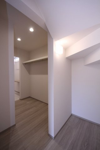 鹿沼市千渡建売の収納|〇ウォークインクロゼット〇
階段下収納から続くWIC。ランドリールームへスルーするのでたいへん便利です。