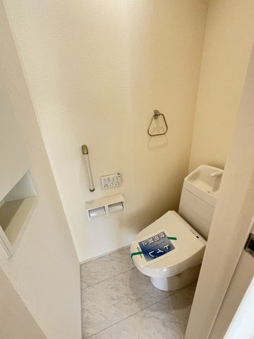 【トイレ】 | 福岡市早良区干隈4丁目　2号棟（全3棟）【仲介手数料無料・0円】 | 施工例。2階にもトイレです。施工例は完成時と異なる場合があります。