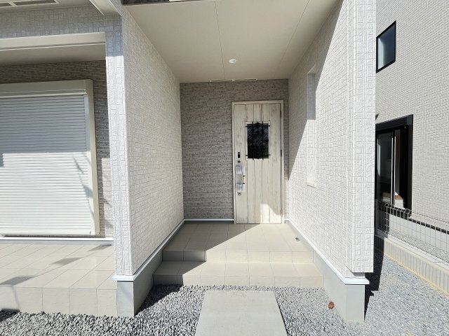 【玄関】 | 福岡市早良区干隈4丁目　2号棟（全3棟）【仲介手数料無料・0円】 | 施工例。施工例は完成時と異なる場合があります。