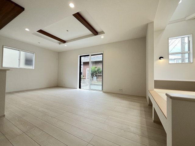 【居間・リビング】 | 福岡市早良区干隈4丁目　2号棟（全3棟）【仲介手数料無料・0円】 | 施工例。施工例は完成時と異なる場合があります。