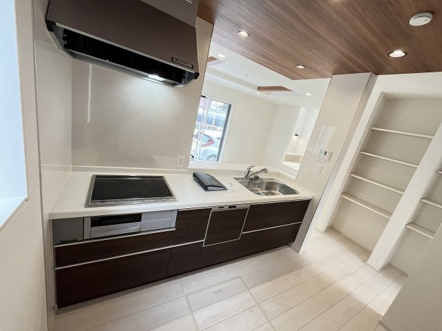 【キッチン】 | 福岡市早良区干隈4丁目　2号棟（全3棟）【仲介手数料無料・0円】 | 施工例。施工例は完成時と異なる場合があります。