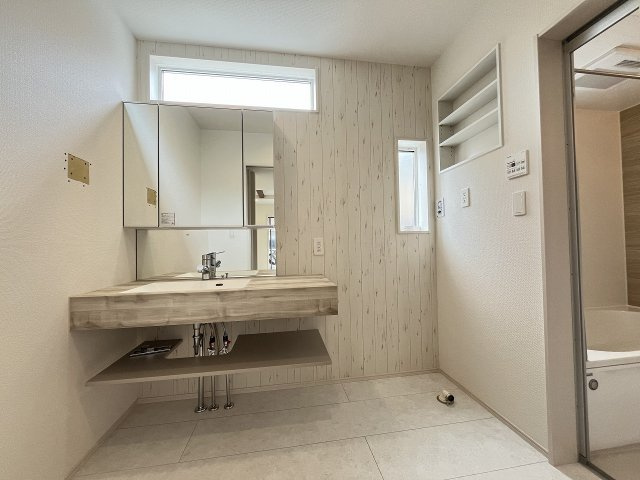 【洗面所】 | 福岡市早良区干隈4丁目　2号棟（全3棟）【仲介手数料無料・0円】 | 施工例。施工例は完成時と異なる場合があります。