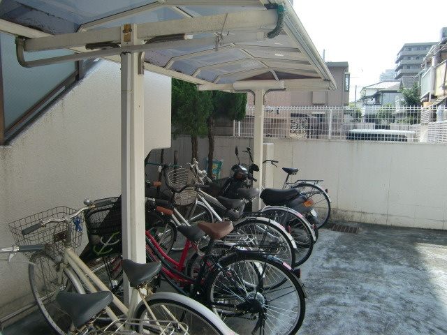 ジョイフル石屋川のエントランス|駐輪場