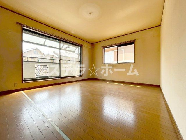 千里山東1 中古戸建の洋室|落ち着いた色調の洋室です