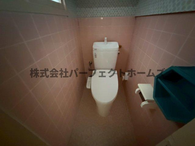 枚方市南中振２丁目の一戸建てのトイレ|落ち着いた色調のトイレです
