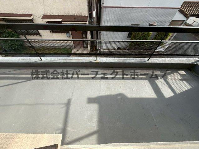 枚方市南中振２丁目の一戸建てのバルコニー|外からの目が気にならないバルコニーで洗濯物が干せます