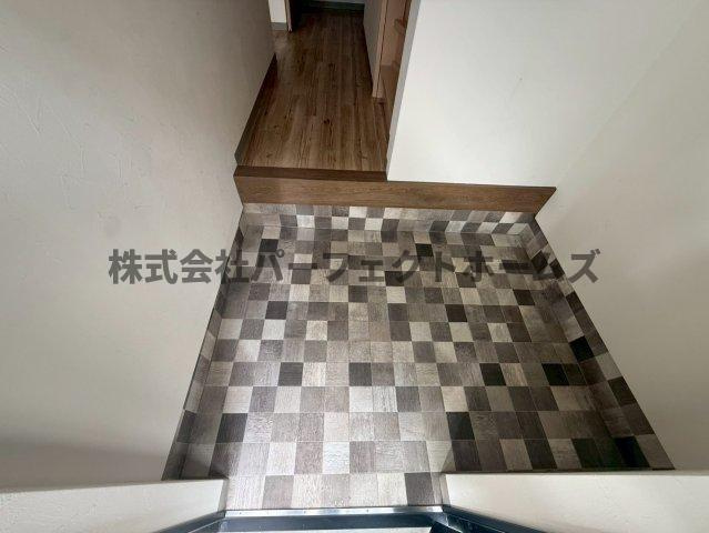 枚方市南中振２丁目の一戸建ての玄関|収納もある玄関です