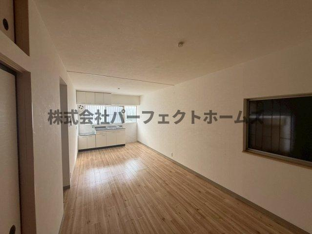 枚方市南中振２丁目の一戸建ての居間・リビング|ゆったりとしたリビングです