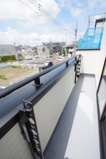 【バルコニー】 | 【仲介手数料無料！！】府中市分梅町3丁目　新築戸建て（全5棟）5号棟　7190万円 | 南面