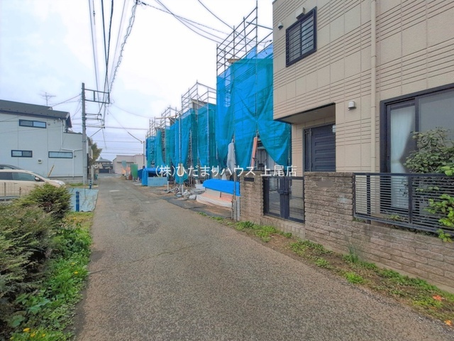 上尾市本町5丁目　新築戸建　ブルーミング01の前面道路含む現地写真