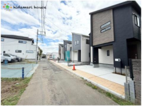 上尾市本町5丁目　新築戸建　ブルーミング01の前面道路含む現地写真
