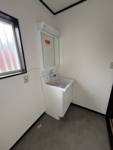 【中古】比企郡吉見町長谷リフォーム中古住宅の独立洗面台|朝の身支度に欠かせない洗面台です