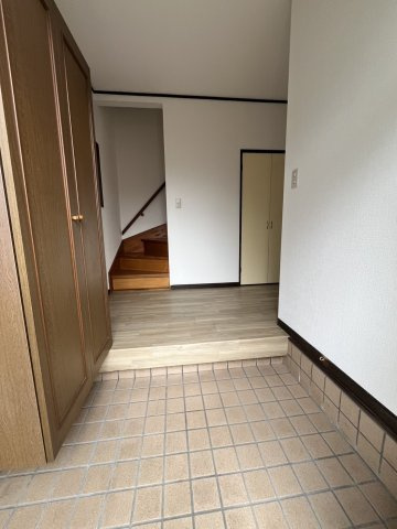 【中古】比企郡吉見町長谷リフォーム中古住宅の玄関|明るい玄関ホールです！