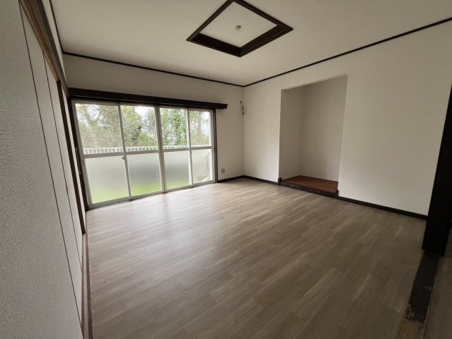 【中古】比企郡吉見町長谷リフォーム中古住宅の居間・リビング|窓も大きく採光・採風しっかりとれています！