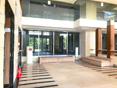 【ロビー】 | イトーピア豊中緑丘ロジュマン | 洒落た雰囲気のロビーでは、居住者同士の会話も弾みそうですね。