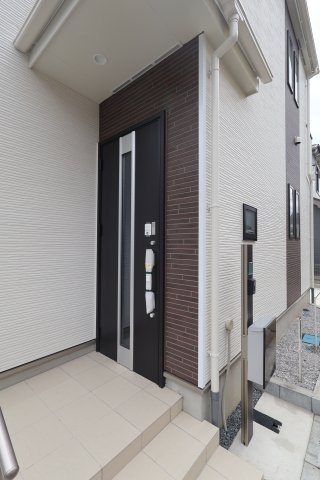 《仲介手数料無料》川越市石原町２丁目40-23新築一戸建てハートフルタウンの玄関