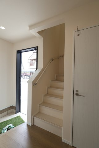 《仲介手数料無料》川越市石原町２丁目40-23新築一戸建てハートフルタウンの玄関