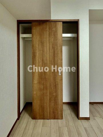 ドルミ錦糸町大興ビルの収納|居室にはクローゼットを完備し、自由度の高い家具の配置が叶うシンプルな空間です。お子様の成長と必要になる子供部屋を与えるにはぴったりの間取りですね。