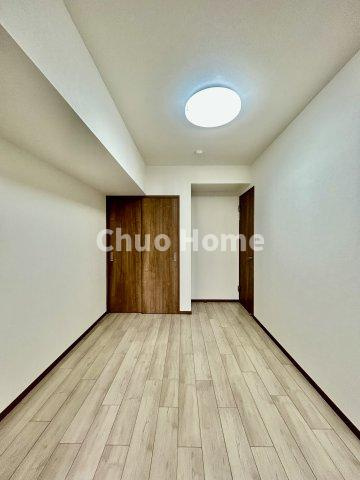 ドルミ錦糸町大興ビルの洋室|【洋室】快適に過ごす条件は、一人ひとり違います。だからこそ飾り過ぎないシンプルな内装と偏り過ぎないデザインで統一しております。居住していく中でオーナー様だけの【マイホーム】に創り上げて下さい