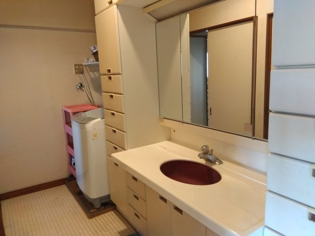 売中古戸建　富士市久沢の独立洗面台|鏡が大きくスペースも広いので忙しい朝に便利です。収納スペースも多くあります。
