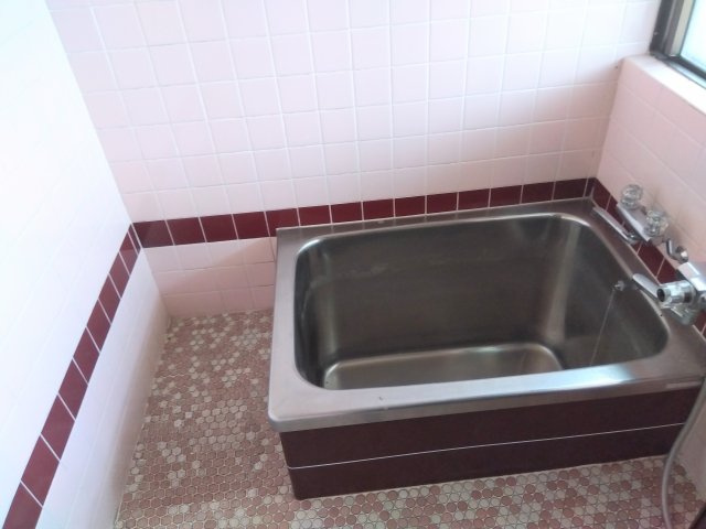 売中古戸建　富士市久沢の浴室|窓があるので明るい室内です。シンプルで使い勝手の良いお風呂です。