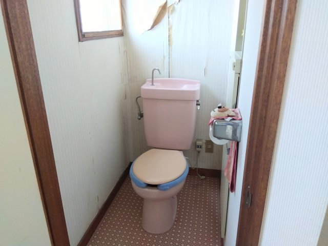 売中古戸建　富士市久沢のトイレ|トイレが各階にあります。忙しい朝や、ファミリー世帯は助かりますね。