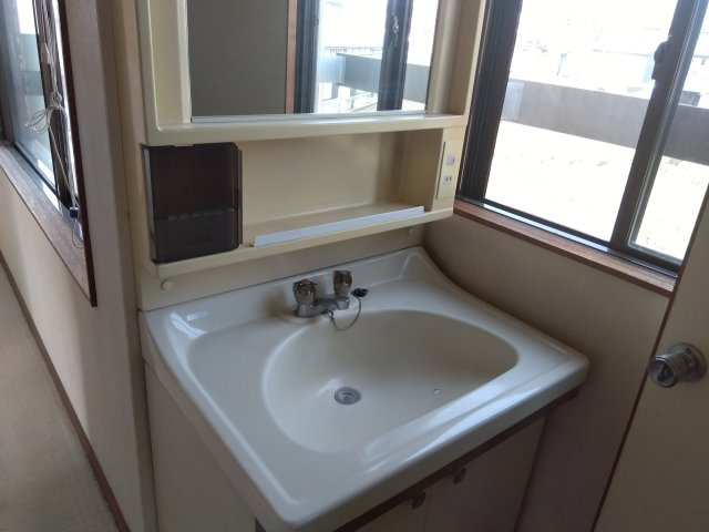 売中古戸建　富士市久沢の独立洗面台|2階にも洗面台があります。下に収納スペースがあるので掃除用具など収納出来て便利です。