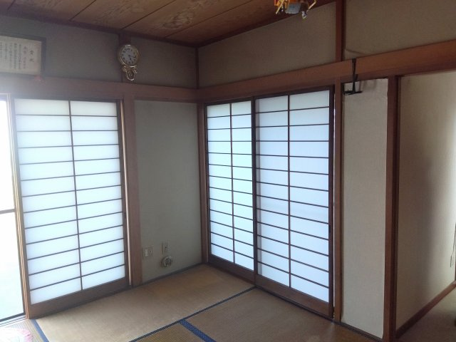 売中古戸建　富士市久沢の和室|二面採光なので日差しがたっぷり入ります。また風通しが良く解放感もあります。