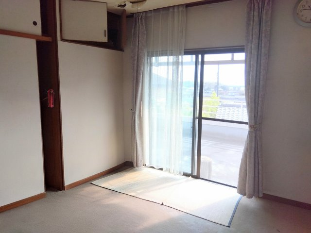 売中古戸建　富士市久沢の和室|大きい窓から入るたっぷりの日差しが嬉しいですね。寝室として使うのもいいですね。