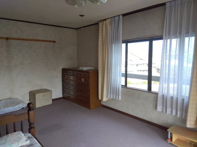 売中古戸建　富士市久沢の洋室|大きい窓があるので明るい空間でのびのびと生活できます。寝室や子供部屋におすすめの洋室になっています。