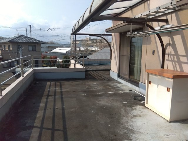 売中古戸建　富士市久沢のバルコニー|南向き・西向きの二面バルコニーがあります。陽当り良好なのでお洗濯がよく乾きそうですね。
