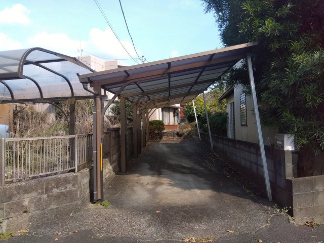売中古戸建　富士市久沢の駐車場|カーポートになっています。大切なお車を雨風・紫外線から守れます。