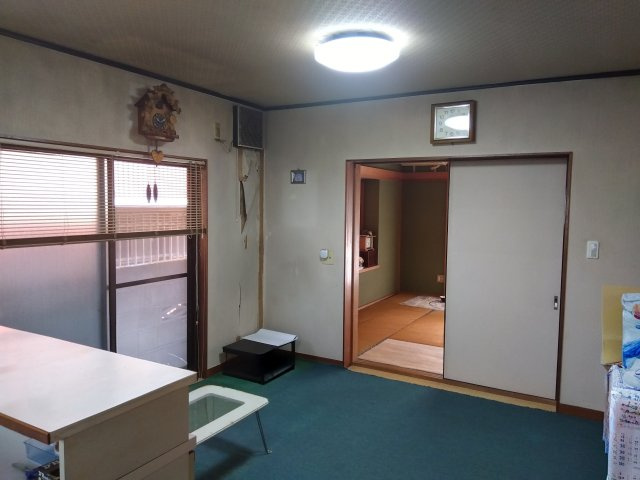 売中古戸建　富士市久沢の居間・リビング|隣にダイニングがあるので家族で会話を楽しみながらお料理が出来ます。